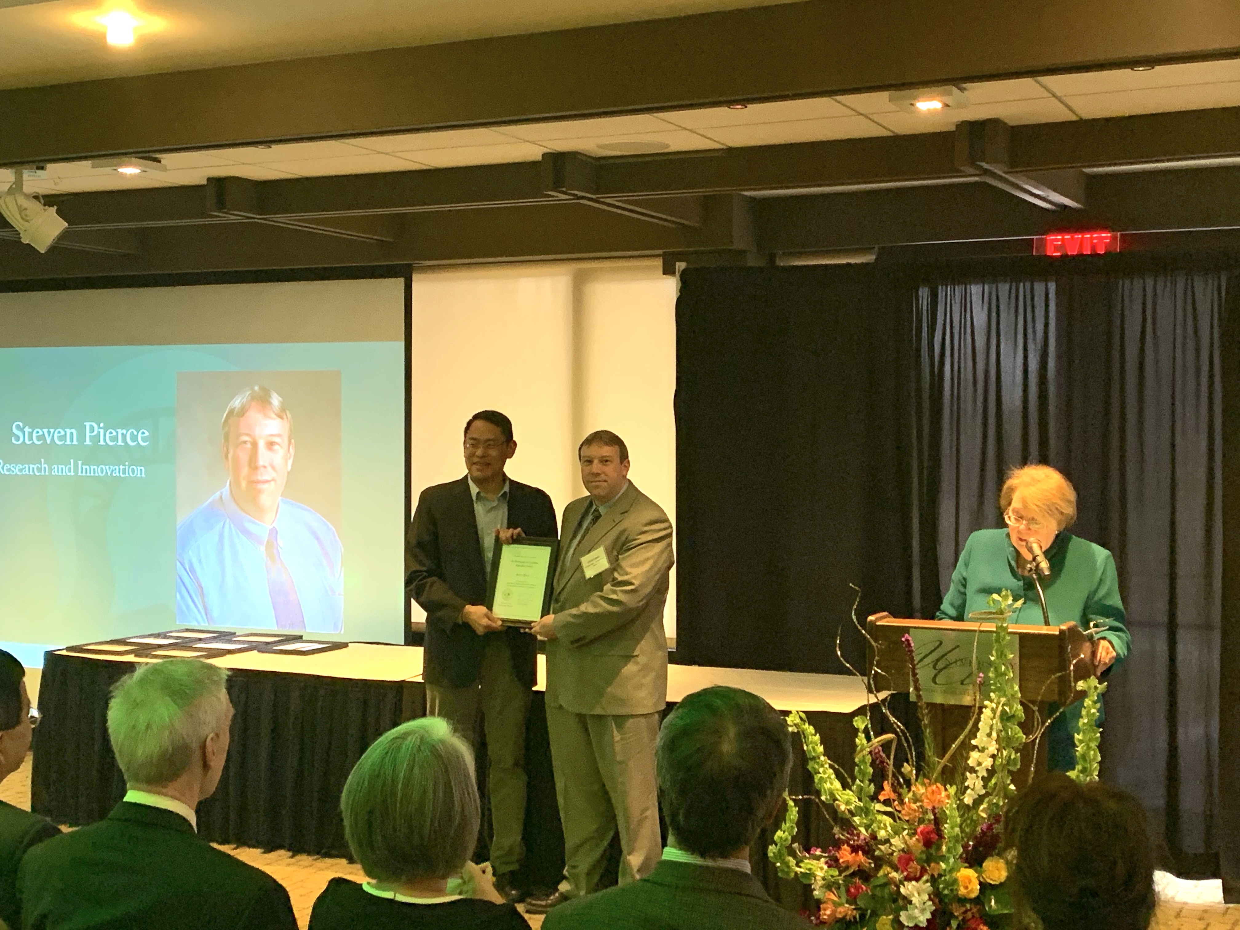 Steven Pierce receives the Distinguished Academic Staff Award at the award ceremony.